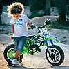 Injusa Kawasaki elektrisko motociklu krosa 12V sānu riteņi
