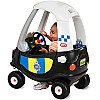 Policijas patruļas automašīna, kas brauc ar mājīgu kupejas policijas automašīnu