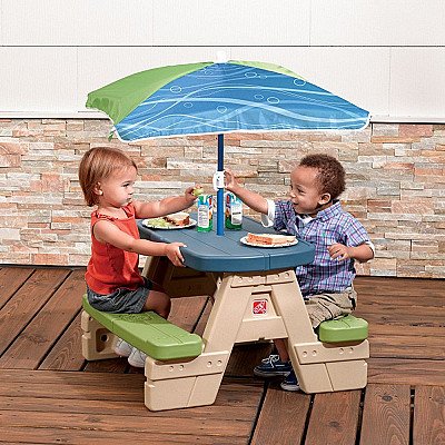 Piknika galds ar lietussargu bērniem