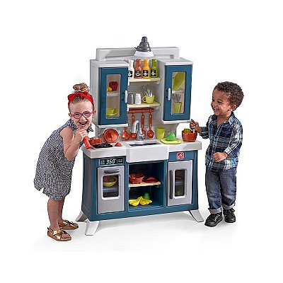 Mūsdienīga reālistiska bērnu virtuve ar daudziem aksesuāriem