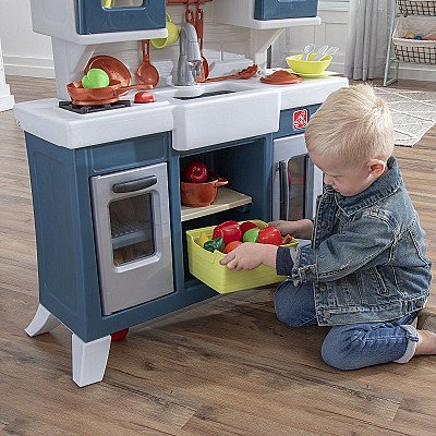 Mūsdienīga reālistiska bērnu virtuve ar daudziem aksesuāriem